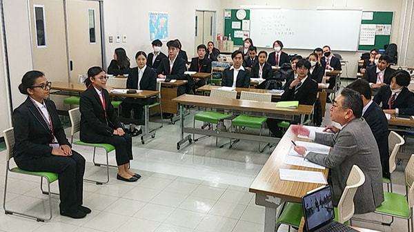 企業の採用担当者による模擬面接